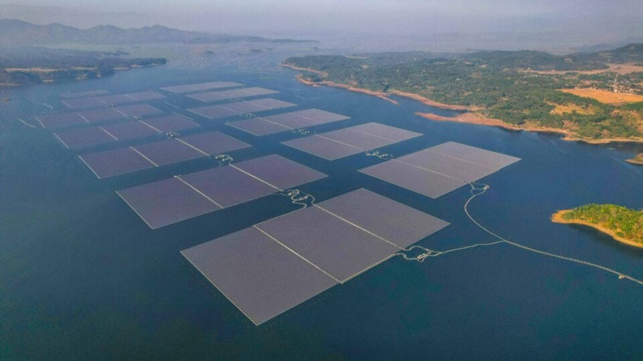 Un país europeo logra convertir un lago en la primera central solar flotante del continente