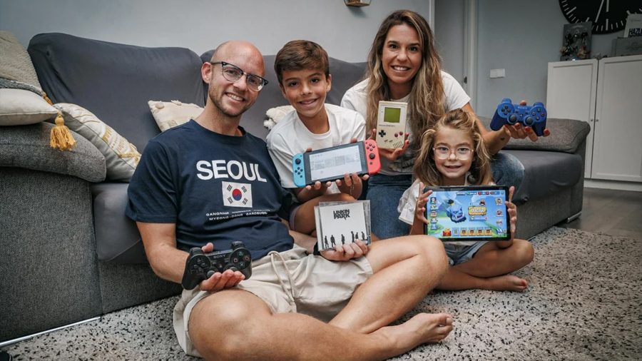 La generación alfa crece con los ojos en YouTube y charlando con ChatGPT