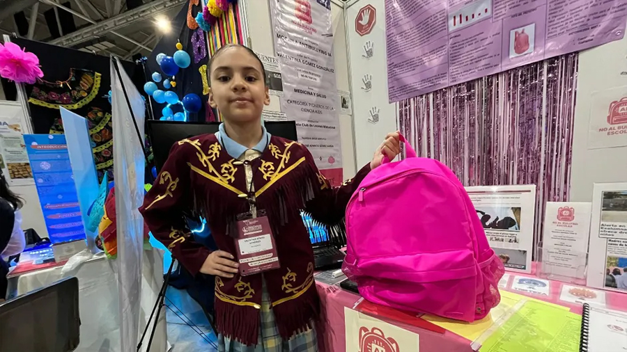 Niña mexicana crea mochila antibullying con IA; detecta agresiones en tiempo real