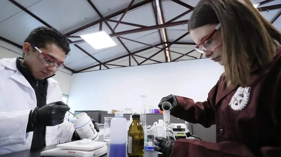 Crean estudiantes del IPN un plástico que se disuelve y purifica el agua con el sol