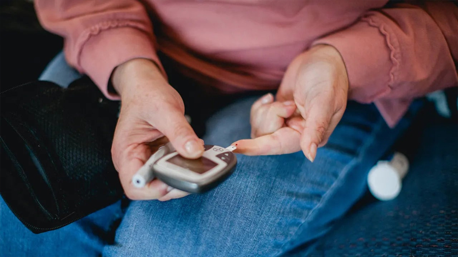 El MIT desarrolla un monitor de glucosa sin agujas utilizando tecnología luminosa