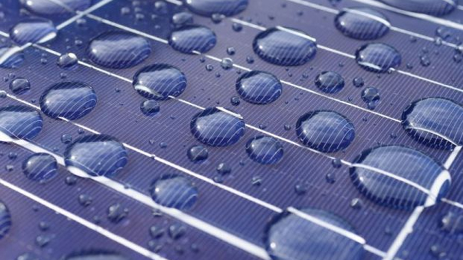 Crean un dispositivo que genera electricidad a partir del sol y la lluvia de forma simultánea